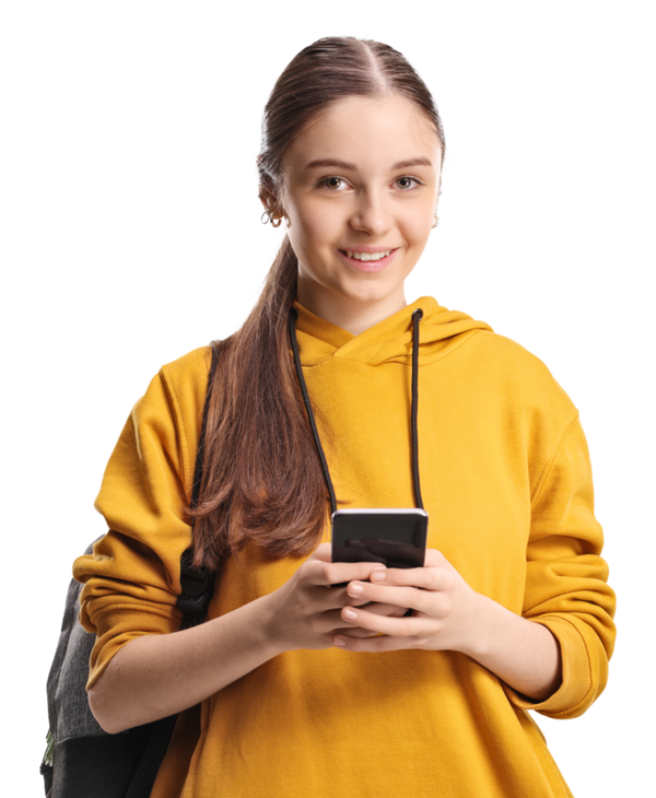 Ein lächelndes Teenager-Mädchen in einem gelben Kapuzenpulli mit einem Rucksack hält ein Smartphone in beiden Händen und blickt in die Kamera.