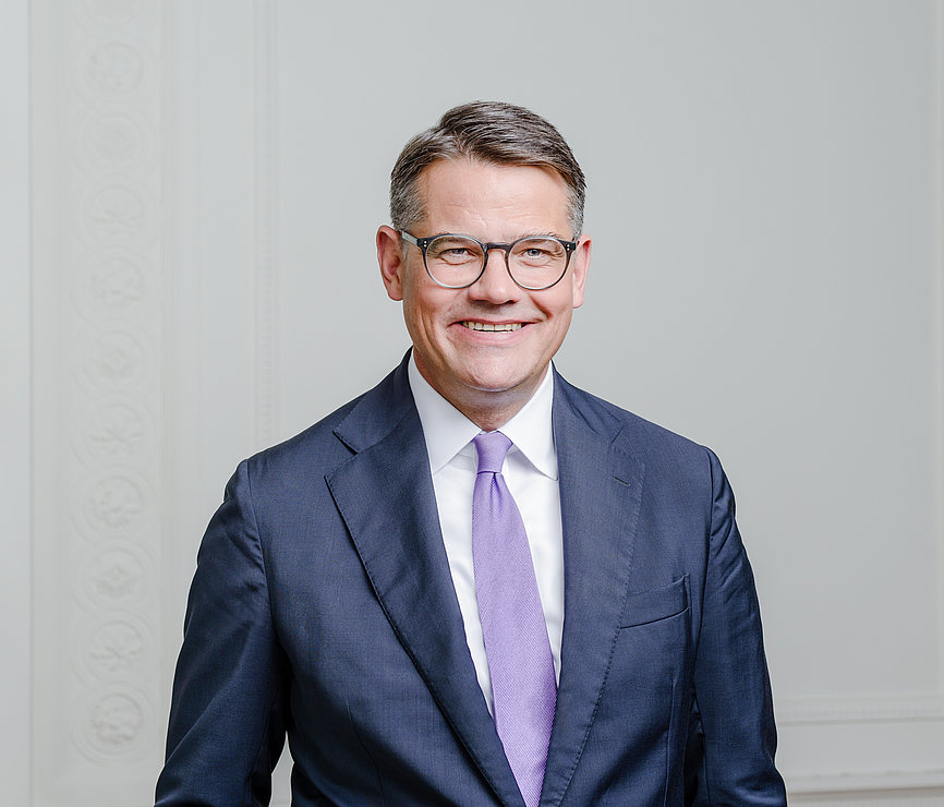 Portrait-Foto des Ministerpräsidenten von Hessen Boris Rhein 
